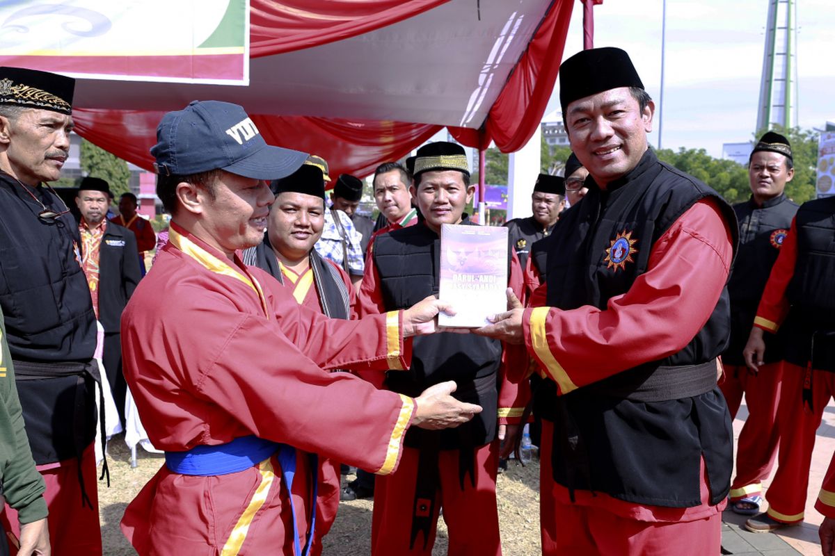 Wali Kota Semarang Hendrar Prihadi bersama Tapak Suci Muhammadiyah Semarang saat menghadiri apel akbar memperingati milad ke-55 Muhamadiyah ke-55, di Lapangan Simpang Lima, Minggu (16/9/2018).