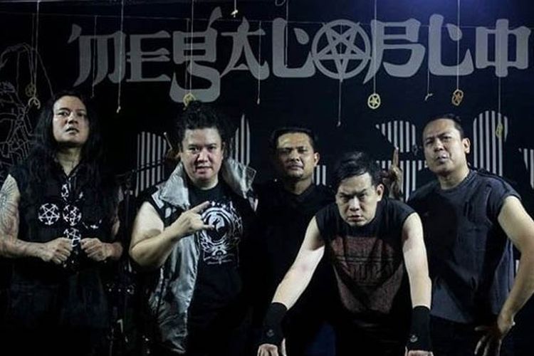 Koil, grup musik rock asal Bandung.
