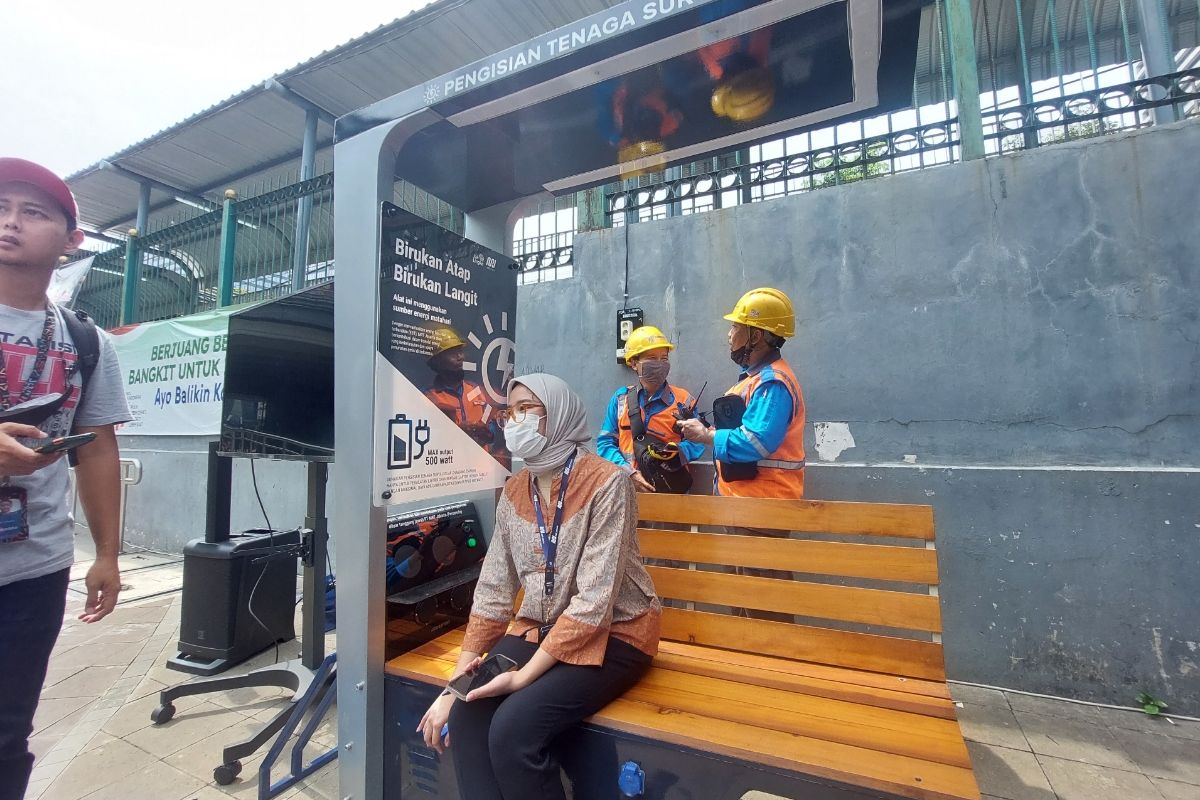 Salah satu stasiun pengisi daya tenaga surya atau charging station di kawasan stasiun MRT Dukuh Atas, Jakarta Pusat, Rabu (9/11/2022).