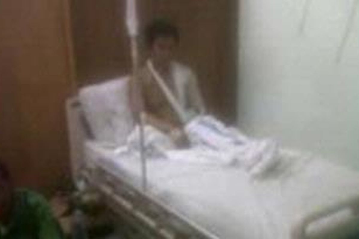 Adam, korban ambruknya jembatan Tenggarong, terbaring lemah di aula RS AM Parikesit Tenggarong, Minggu (27/11/2011)