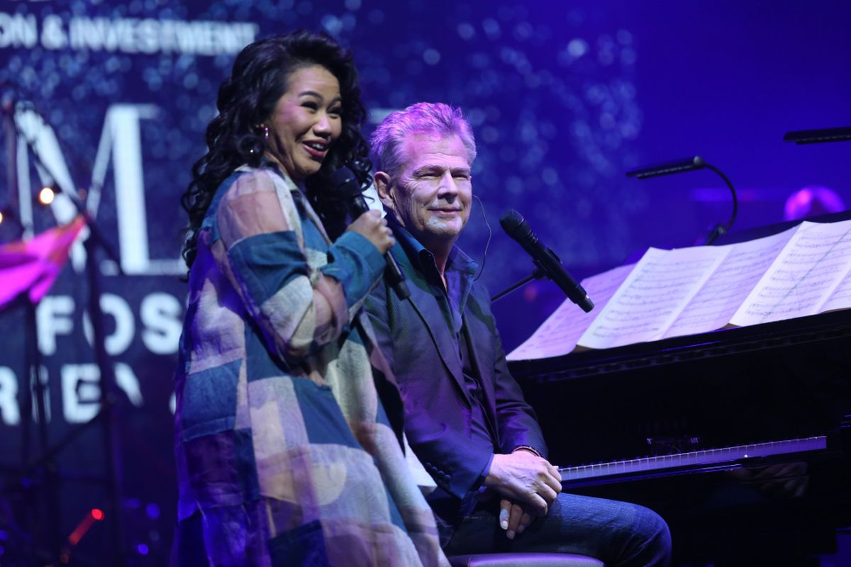 Yura Yunita berkolaborasi dengan David Foster dalam acara konser David Foster di Dyandra Convention Center, Surabaya, Jawa Timur, Rabu Kamis (22/03/2018). Konser bertajuk Hitman David Foster And Friends ini menggandeng sejumlah penyanyi Internasional dan Indonesia yaitu Brian McKnight, Anggun, Yura Yunita, Sandhy Sandoro dan Dira Sugandi.