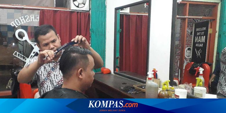 Cerita Tukang Cukur Telanjur Potong Rambut Pelanggan Saat Listrik Padam