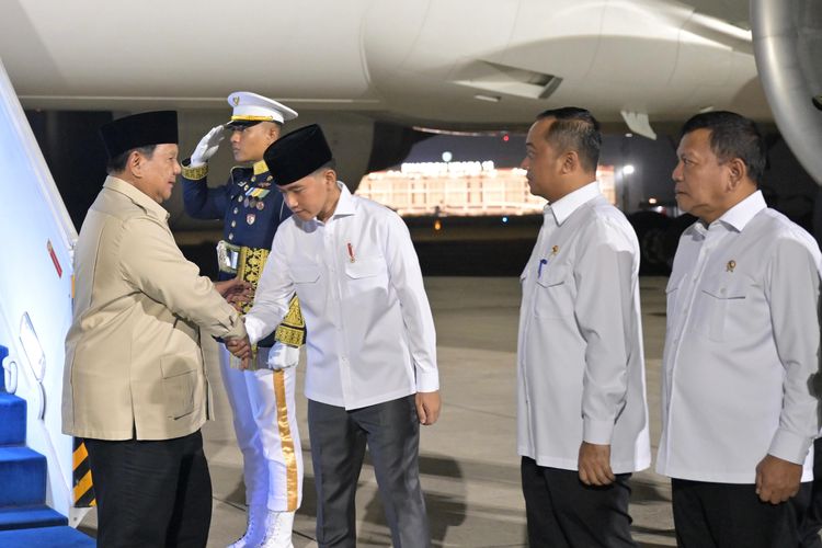 Disambut Gibran Pakai Peci, Prabowo Kembali ke Indonesia Usai Lawatan dari India