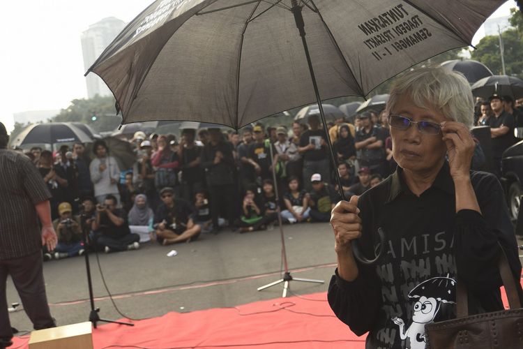 Ibu korban Tragedi Semanggi I, Maria Katarina Sumarsih mengikuti aksi Kamisan ke-500 yang digelar Jaringan Solidaritas Korban untuk Keadilan di seberang Istana Merdeka, Jakarta, Kamis (27/7/2017). Dalam aksi bersama itu mereka menuntut komitmen negara hadir menerapkan nilai kemanusiaan dengan komitmennya menyelesaikan kasus-kasus pelanggaran HAM berat. 