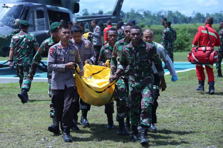 Aparat TNI dan Polri berhasil mengevakuasi korban meninggal dunia ke Timika dengan menggunakan helikopter 