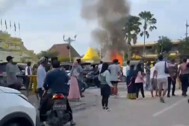 Suasana saat mobil terbakar di depan parkir masjid jamik Sumenep