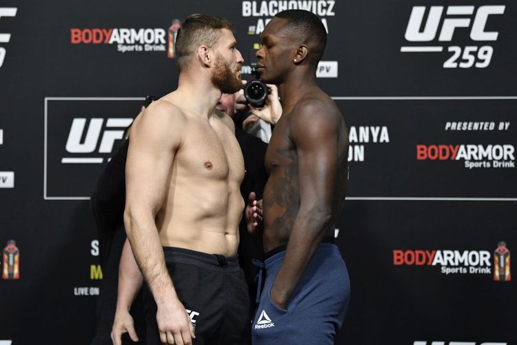 Jan Blachowicz (kiri) berhadapan dengan Israel Adesanya pada sesi timbang badan UFC 259 di UFC Apex, Las Vegas, pada Jumat (5/3/2021) waktu lokal.