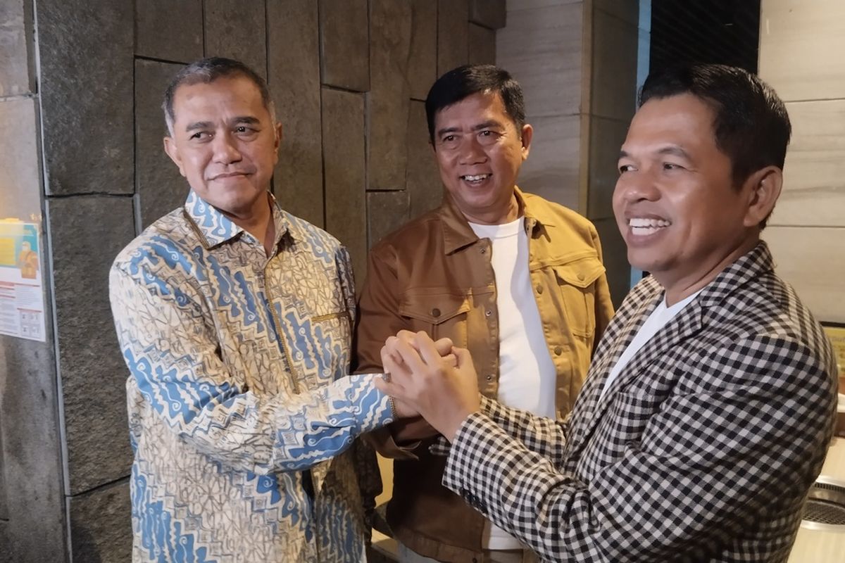 Perwakilan Dewan Pimpinan Pusat (DPP) Partai Golkar yang juga anggota Komisi VI DPR RI, Singgih Januratmoko (kiri), bertemu dengan salah satu kandidat bakal calon Gubernur Jawa Barat dari Partai Gerindra, Dedi Mulyadi (kanan) di Jalan Pangeran Kornel, Kota Bandung, Jawa Barat, Jumat (2/8/2024) malam.