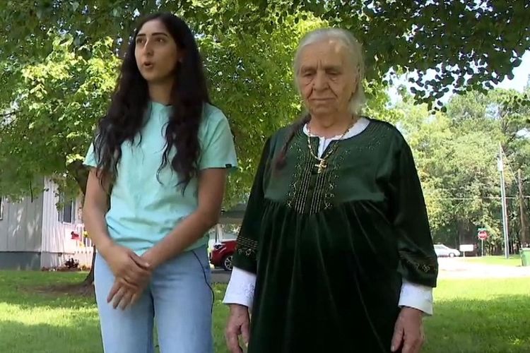 Martha Douhne (kiri) bersama neneknya, Martha al Bishara. Nenek berusia 87 tahun itu ditangkap polisi ketika hendak memotong bunga dandelion menggunakan pisau pekan lalu.