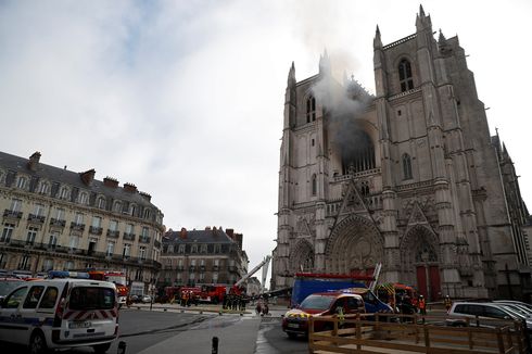 Katedral di Perancis Terbakar, Seorang Pria Diinterogasi