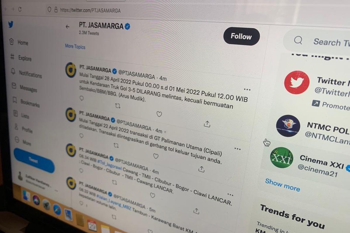 Tampilan halaman akun Twitter Jasa Marga yang menyiarkan info terkini mudik Lebaran 2022