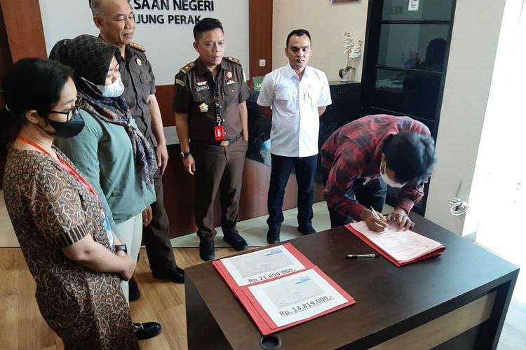 Jurnalis Tempo Nurhadi korban kekerasan aparat terima restitusi di kantor Kejari Tanjung Perak Surabaya, Rabu (4/10/2023)