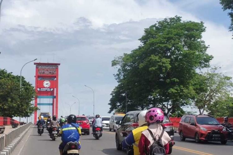 Situasi jembatan Ampera Palembang dipenuhi kendaraan.