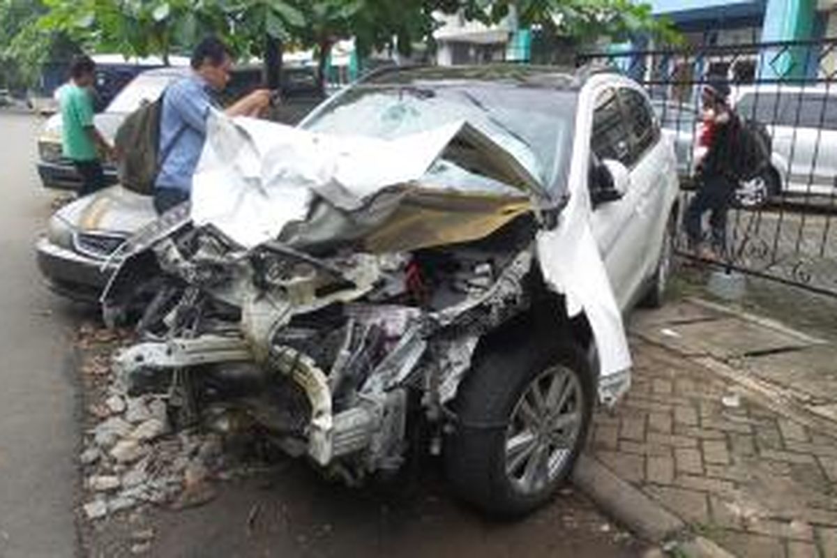 Kondisi terkini Mitsubishi Outlander B 1658 PJE di Mapolres Metro Jakarta Selatan, Rabu (21/1/2015). Mobil ini adalah mobil yang dikemudikan oleh Christopher (23), pelaku utama kecelakaan maut di Jalan Arteri Pondok Indah, Selasa (20/1/2015) malam.