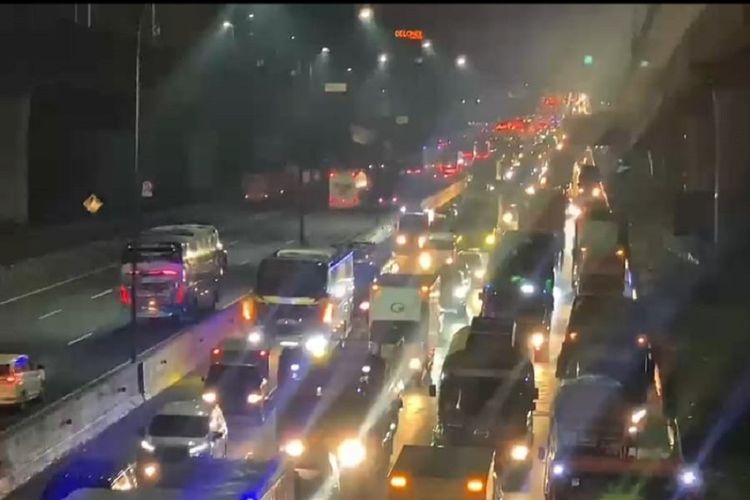 Kecelakaan Beruntun 3 Truk di Tol Jakarta-Cikampek Bikin Macet Panjang hingga Malam
