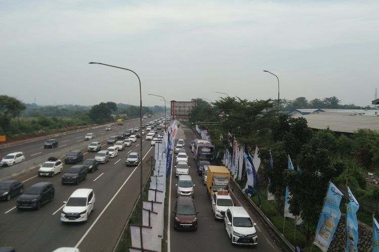 Pemberlakuan one way dari kilometer 47 sampai kilometer 70 tol Jakarta-Cikampek telah dihentikan, Sabtu (30/4/2022). Kepadatan terjadi di sejumlah titik.