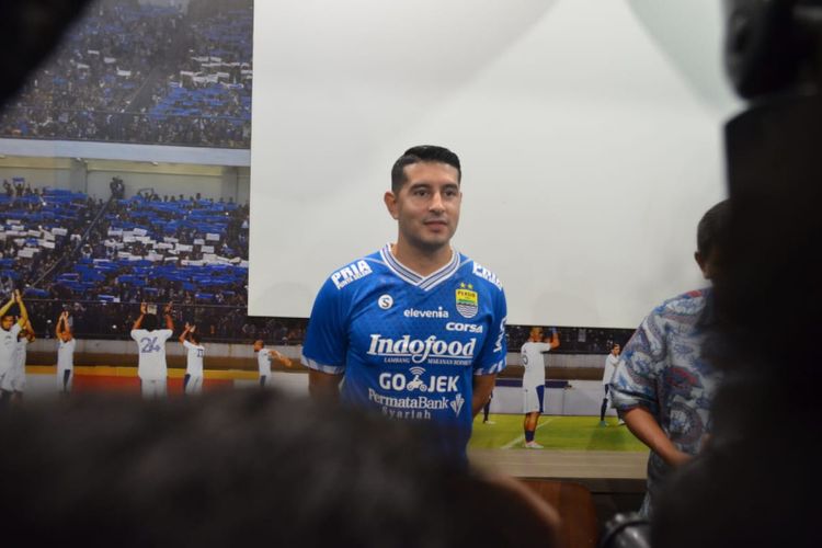 Gelandang anyar Persib Bandung Esteban Vizcarra saat diperkenalkan sebagai pemain baru di Graha Persib, Jalan Sulanjana, Jumat (18/1/2019).