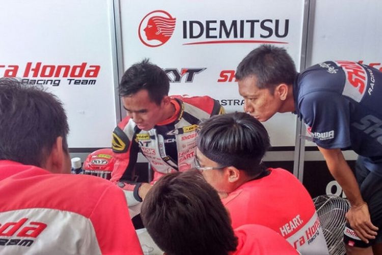 Pebalap Astra Honda Racing Team Indonesia, Gerry Salim, berdiskusi dengan mekanik setelah menjalani sesi kualifikasi AP250 seri kelima ARRC 2017 di Sirkuit Madras, Chennai, Sabtu (23/9/2017).