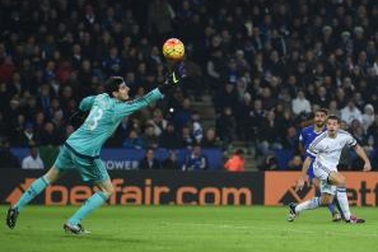 Gelandang Leicester City, Riyad Mahrez (biru tua), mencetak gol ke gawang Chelsea saat kedua tim bertemu, Senin (14/12/2015).