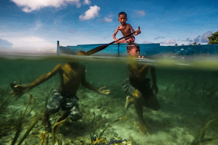 Anak-anak Suku Bajo di Pulau Wakatobi. Suku Bajo menjadi salah satu inspirasi untuk film Avatar 2.
