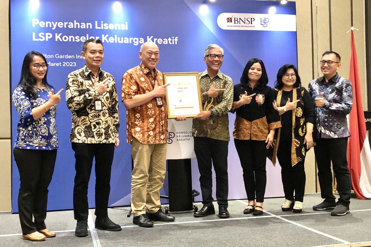 Prosesi penerimaan lisensi sebagai LSP Konselor pertama di Indonesia dari BNSP ini ditandai dengan penyerahan lisensi yang sudah ditanda-tangani, Sabtu (25/3/2023). 