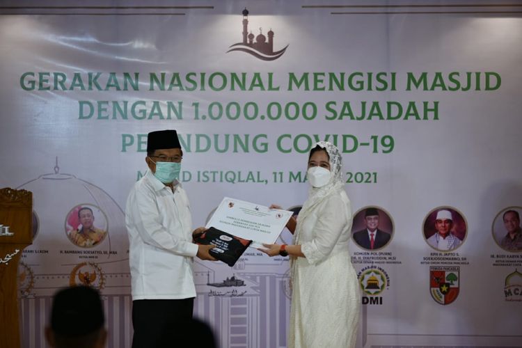 Ketua DPR Puan Maharani secara simbolis menyerahkan sajadah kepada Ketua Dewan Masjid Indonesia Jusuf Kalla, dalam peluncuran Gerakan Nasional Mengisi Masjid dengan 1 Juta Sajadah Pelindung Covid-19, Kamis (11/3/2021).