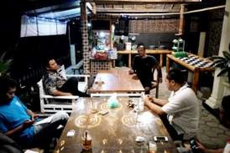 Para pembeli angkringan Batik saat berbincang dengan Iwan Surya Purnawan 