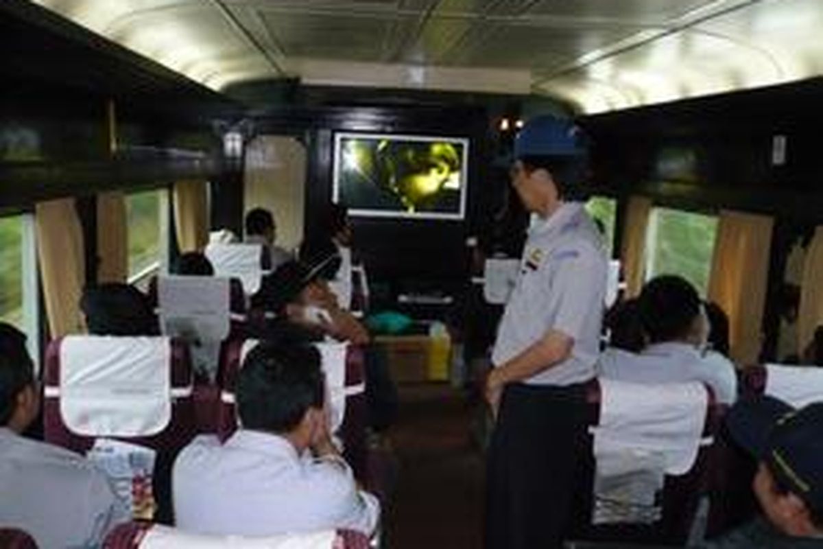 Suasana dalam Kereta Wisata saat digunakan oleh salah satu instansi pemerintah beberapa waktu lalu.