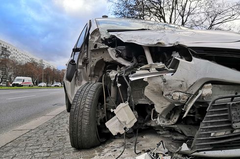 Ibu-ibu Pengendara Motor Tewas Dihantam Mobil Saat Berbelok di Persimpangan di Bekasi