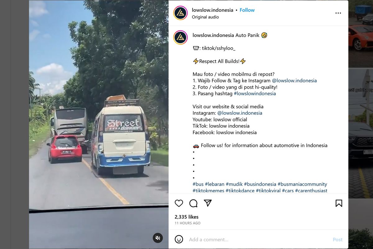 Video viral di media sosial memperlihatkan mobil Honda Brio dan minibus yang nyaris menabrak bagian belakang bus
