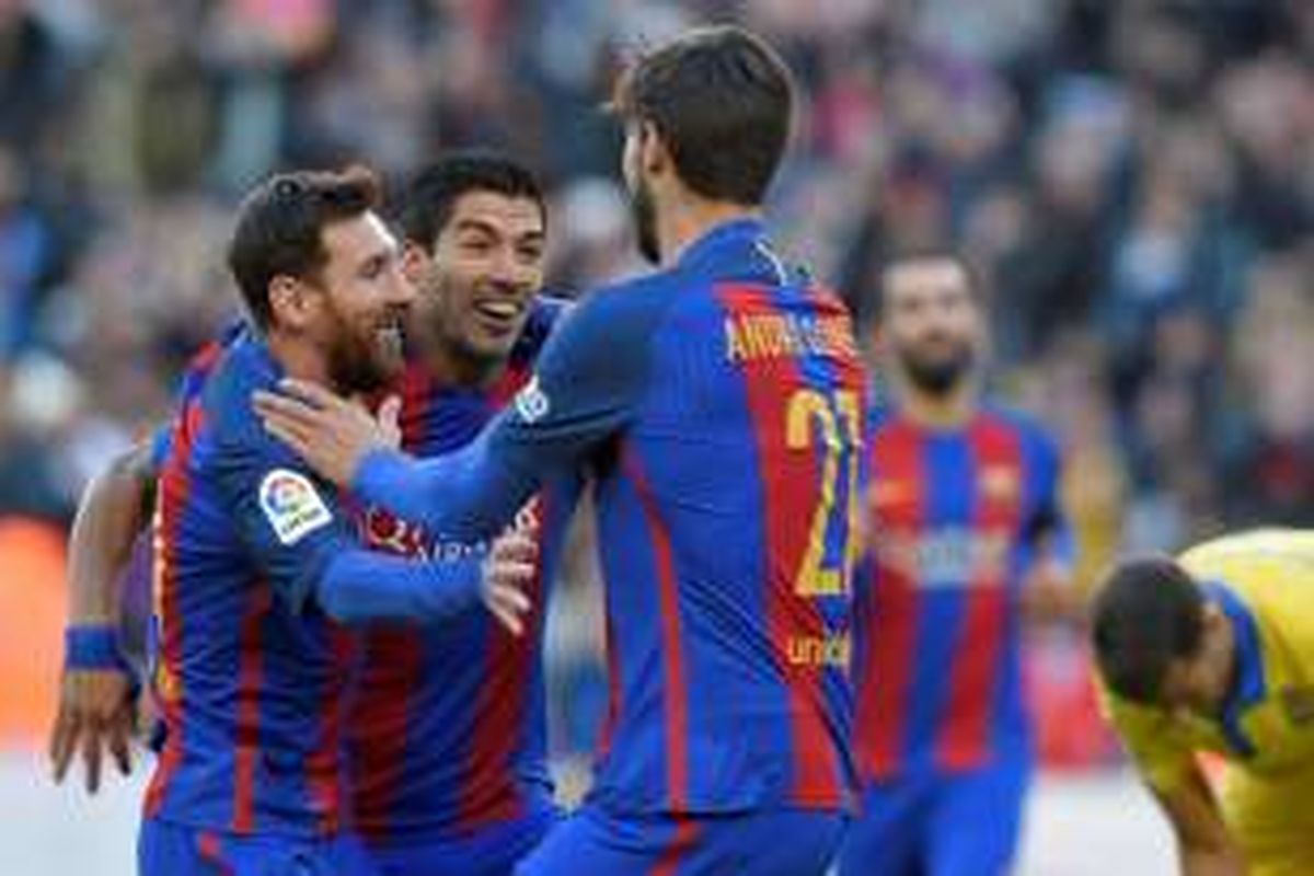Striker Barcelona Luis Suarez (tengah) melakukan selebrasi bersama Lionel Messi (kiri) dan gelandang Andre Gomes (kanan), setelah mencetak gol ke gawang Las Palmas dalam pertandingan La Liga di Camp Nou, Barcelona, Sabtu (14/1/2017).