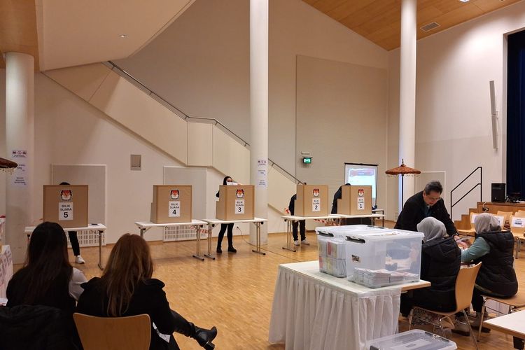 Suasana pemungutan suara pemilu 2024 di TPS Mattenhofsaal, Guemligen, desa di pinggiran Kota Bern, Swiss, Sabtu (10/2/2024).