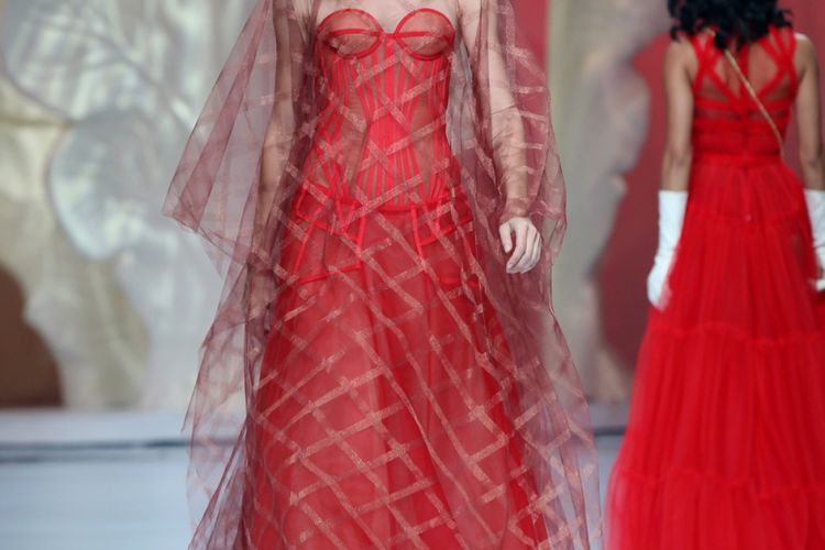 Koleksi Liberte dari Eddy Betty dalam peragaan busana tunggal di Dian Ballroom, Raffles Hotel, Jakarta, Rabu (20/9/2017).