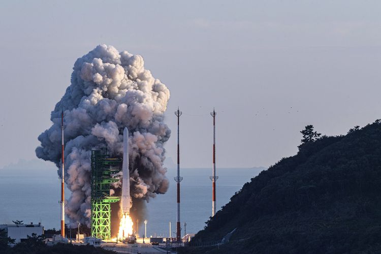 Roket Nuri, produksi domestik pertama Korea Selatan, mengangkasa dari landasan Naro Space Center di Goheung, Kamis (21/10/2021).