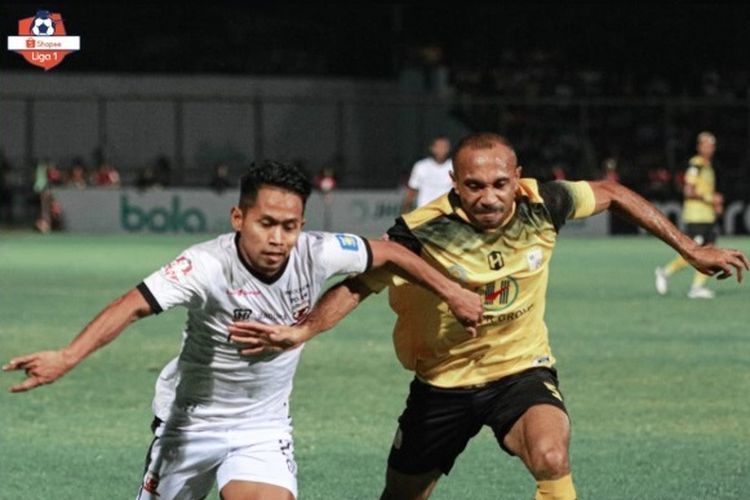 Andik Vermansyah Madura United berjibaku dengan pemain Barito Putera dalam lanjutan pekan kedua Liga 1 2019