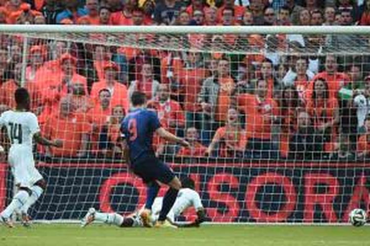 Striker Belanda, Robin van Persie, mencetak gol dalam pertandingan uji coba melawan Ghana di Kuip Stadium di Rotterdam, Sabtu (31/5/2014). Belanda menang 1-0.