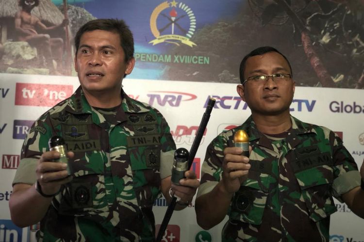 n Kapendam XVII/Cenderawasih Kolonel Inf M. Aidi didampingi Kepala Perlengkapan, Kolonel CPL Dwi Soemartono,  Menunjukkan bom asap yang digunakan saat melakukan penegakan hukum di Nduga 