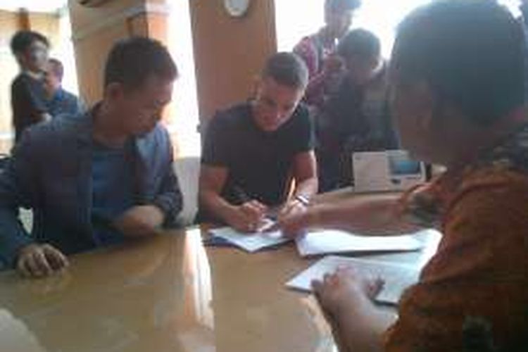 Pemain anyar Persib Bandung Diogo Ferreira saat menandatangani kontrak bersama Persib di Graha Persib, Jalan Sulanjana, Kamis (25/8/2016