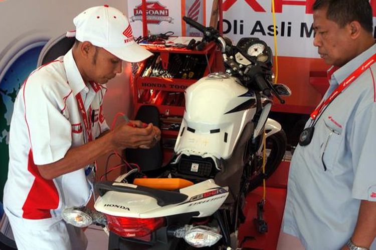 Salah satu mekanik Honda berlomba dalam ajang kompetisi Honda Indonesia Technical Skill Contest. AHM mengirimkan 2 mekanik yang menjadi juara pertama dari Honda Indonesia Technical Skill Contest tingkat nasional pada 5 tahun terakhir penyelenggaraannya untuk berkompetisi dalam Honda Asia & Oceania Motorcycle Technician Skill Contest 2016 di Vietnam (14-16/12).
