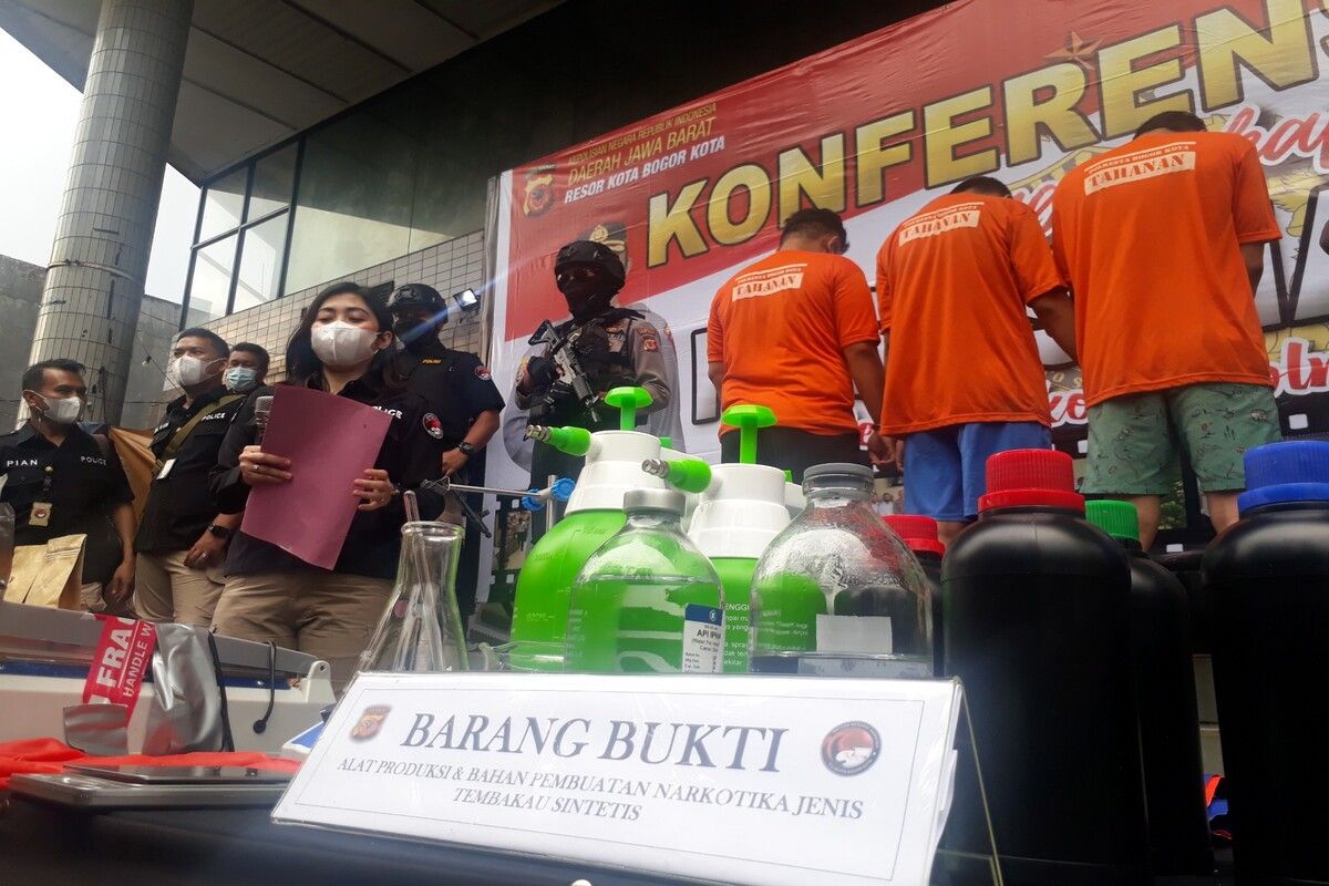 Polresta Bogor Kota menghadirkan tiga orang tersangka dalam kasus pengungkapan pembuatan ganja sintetis atau gorila di salah satu rumah kontrakan di wilayah Ciawi, Kabupaten Bogor, Kamis (29/4/2021)