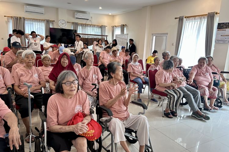 Momen perayaan Jernih Berbagi Charitrip Spesial Hari Ibu di Panti Werdha Wisma Mulia, Jakarta Barat, bersama Kompas.com dan Tim Volunteer Generasi Jernih, Senin (22/12/2025).
