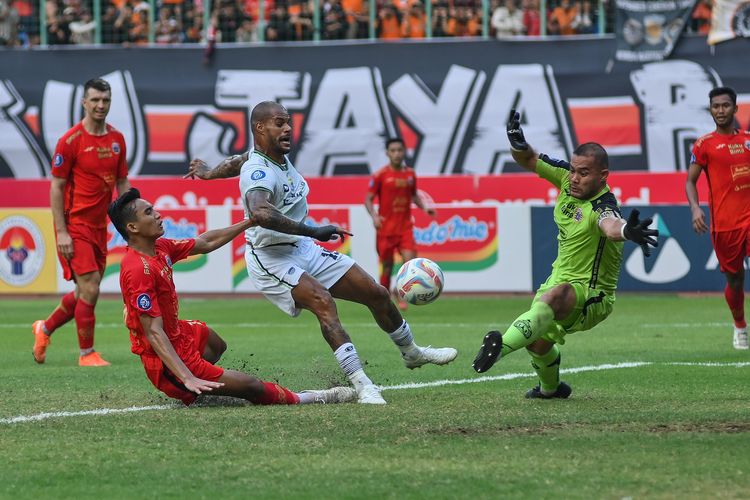Momen penyerang Persib Bandung David da Silva saat mencetak gol ke gawang Persija Jakarta untuk menyamakan skor menjadi 1-1 dalam pertandingan pekan ke-11 Liga 1 2023-2024 antara Persija vs Persib di Stadion Patriot Candrabhaga Bekasi, Sabtu (2/9/2023). 