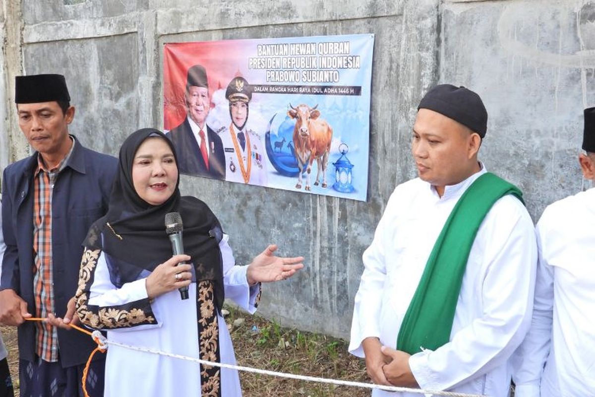 Walkot Bandar Lampung Eva Dwiana berbincang dengan panitia kurban saat menerima secara simbolis bantuan hewan kurban dari Presiden Republik Indonesia Prabowo Subianto dalam rangka Hari Raya Idul Adha 1446 H. Bantuan disalurkan untuk masyarakat Bandar Lampung sebagai bentuk kepedulian sosial dari pemerintah pusat. 