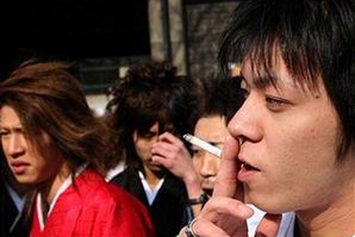 Merokok sejak usia remaja menjadi bagian gaya hidup pria.