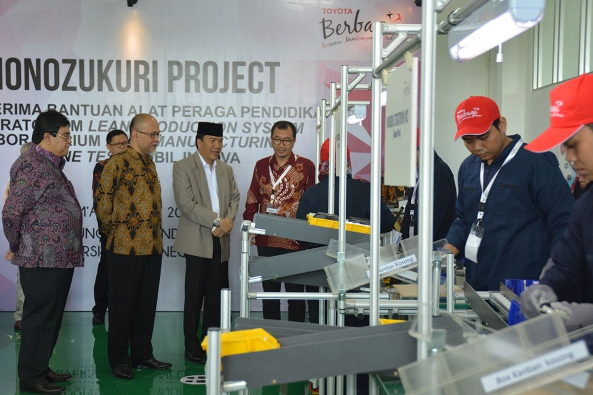 Presiden Direktur PT TMMIN Warih Andang Tjahjono (kedua kiri), Direktur TMMIN Bob Azam (kiri) bersama Rektor Undip Yos Johan Utama (tengah) mendengar penjelasan dari GM TMMIN Dian Methias.