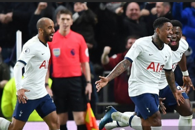 Para pemain Tottenham Hotspur merayakan gol Steven Bergwijn ke gawang Manchester City dalam pertandingan pekan ke-25 Liga Inggris yang berlangsung di Stadion Tottenham, London, Minggu (2/2/2020). Laga Tottenham vs Man City berakhir dengan skor 2-0 untuk kemenangan tuan rumah.