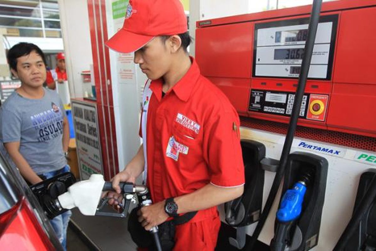 Petugas melayani pembeli bahan bakar minyak jenis baru, Pertalite, di SPBU Abdul Muis, Jakarta Pusat, Jumat (24/7/2015).