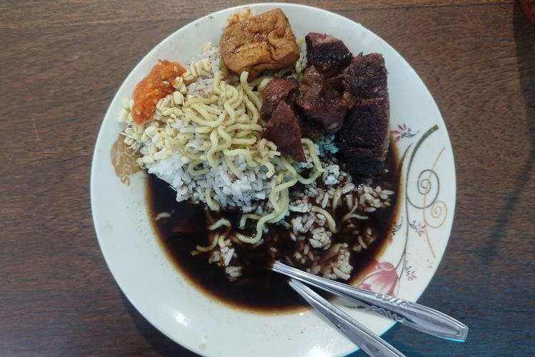 Seabad Rawon Mak Tini Banyuwangi, Resep Warisan yang Bertahan Tiga Generasi
