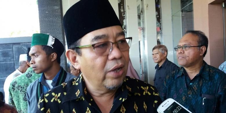 Ketua BPK Harry Azhar Azis saat diwawancarai sejumlah wartawan di Resto Celebes Kota Kupang, Kamis (11/2/2016)