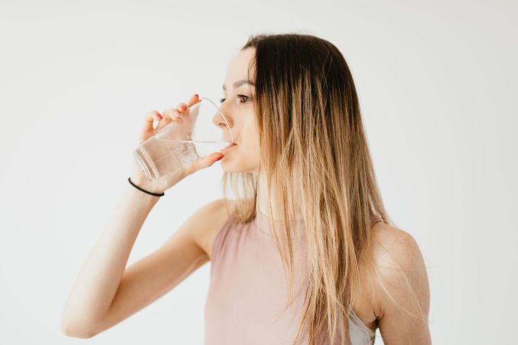 Minum air putih adalah salah satu cara mengatasi badan lemas dan mudah capek.